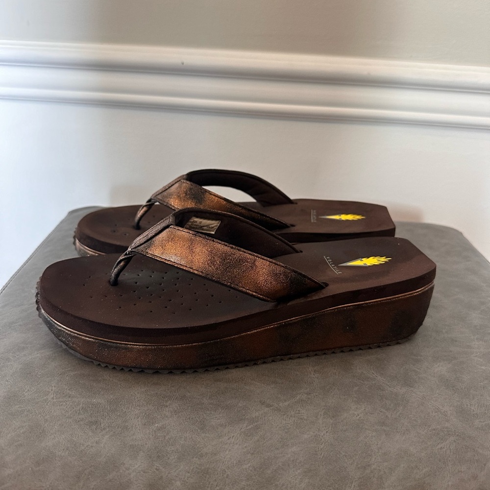 Volatile 10 women’s Bronze Brown Flip Flops - Picture 2 of 4